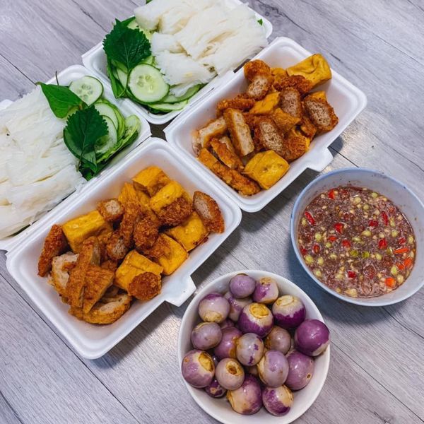 Bún Đậu Thanh Dung có một menu đa dạng, cho phép bạn lựa chọn từng loại topping tuỳ ý