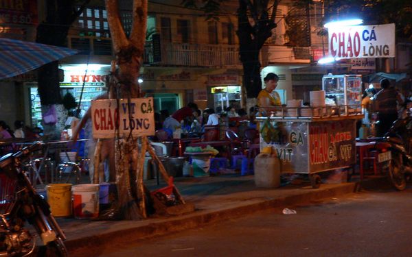 Chợ Bạc Liêu không bao giờ ngừng hoạt động. Từ sáng sớm đến tối muộn, nơi đây luôn tấp nập với sự đổ xô của người mua và người bán