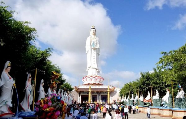 Chùa Hưng Thiện Bạc Liêu, còn được gọi là Chùa Mẹ Đông Hải, là một trong những điểm du lịch tâm linh phổ biến tại miền Tây Nam Bộ