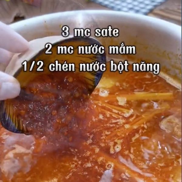 Hầm nước dùng cùng bò và nguyên liệu trong khoảng thời gian từ 2 - 3 tiếng trên lửa nhỏ để bò mềm