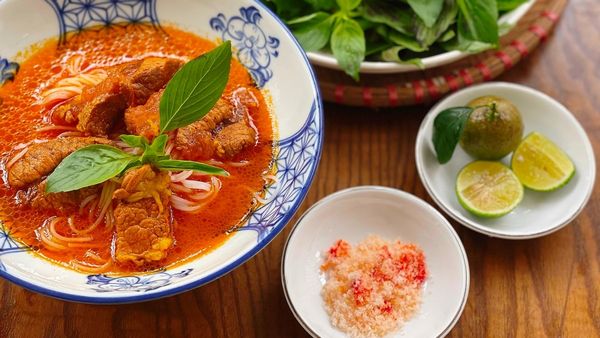 Bún bò cay Bạc Liêu thường được ăn cùng với giá, húng quế và một chén muối ớt chanh chấm cùng thịt bò để tạo thêm hương vị