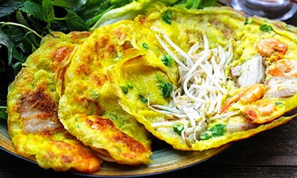 Bánh xèo Bạc Liêu được làm từ các thành phần cơ bản như bột gạo, nước cốt dừa, và một loại bánh giòn, mỏng, vàng óng