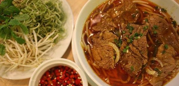 Bún Bò Cay ở đây cũng nổi tiếng với những sợi bún mềm mịn, thịt bò mềm và dai vừa, kết hợp với gia vị đậm đà