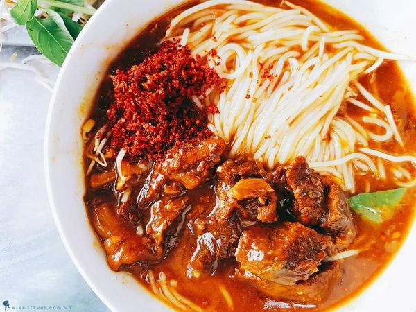 Bún Bò Cay tại Bạc Liêu có hương vị đặc trưng với sự kết hợp của vị chua từ cà chua xào, vị ngọt của thịt bò và không thể thiếu, vị cay đặc trưng của ớt