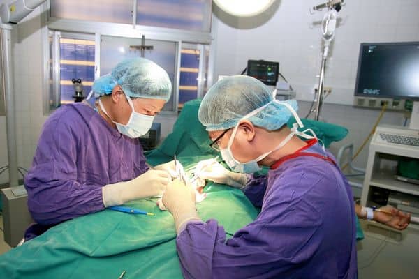 Bác sĩ thực hiện phẫu thuật cắt bao quy đầu phải có giấy phép hành nghề và nhiều năm kinh nghiệm trong lĩnh vực