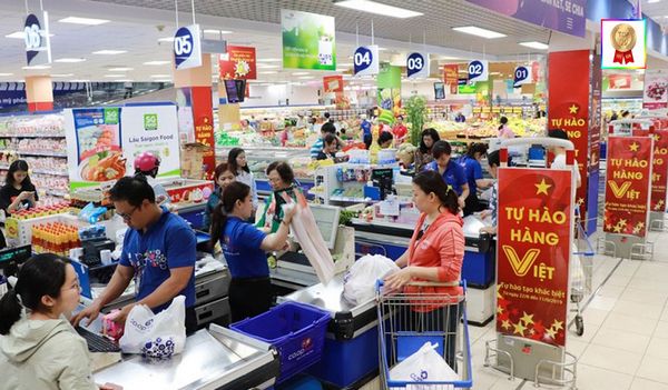 Nhân viên tại Coopmart Bạc Liêu được đào tạo để phục vụ khách hàng một cách tận tâm và nhiệt tình