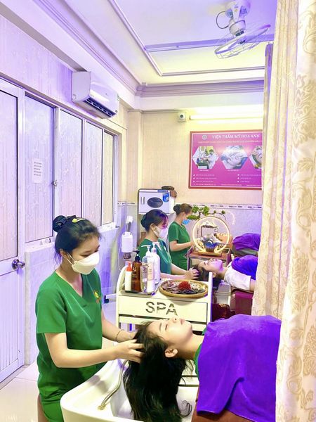 Ngoài dịch vụ gội đầu dưỡng sinh Bạc Liêu tại Hoa Anh còn chuyên gội, dưỡng và massage, bấm huyệt vùng đầu, cổ, vùng hõm và gáy.