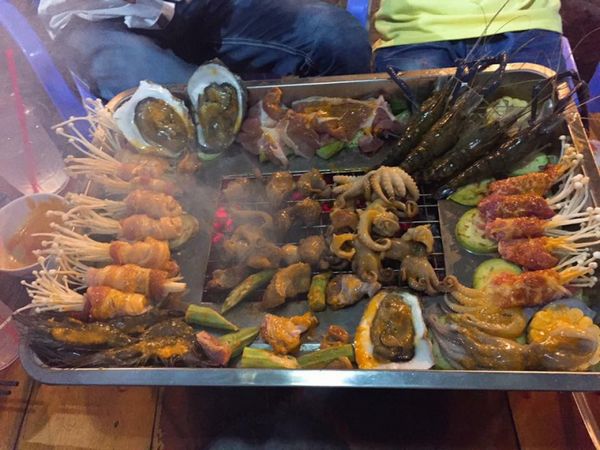 Quảng Trường Quán tại Bạc Liêu là một địa điểm ẩm thực hấp dẫn với khẩu hiệu "Ăn ngon, ngồi đẹp, giá vỉa hè.