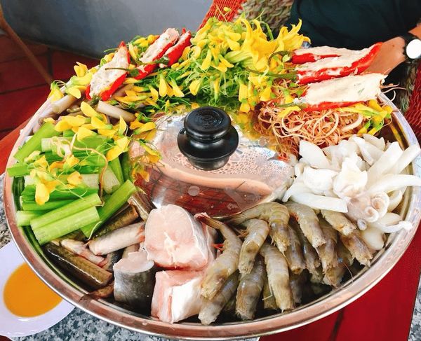 Quán Hồng Gấm, nằm gần chùa Long Phước, là quán ăn ngon Bạc Liêu nổi tiếng và hấp dẫn để thưởng thức món lẩu mắm