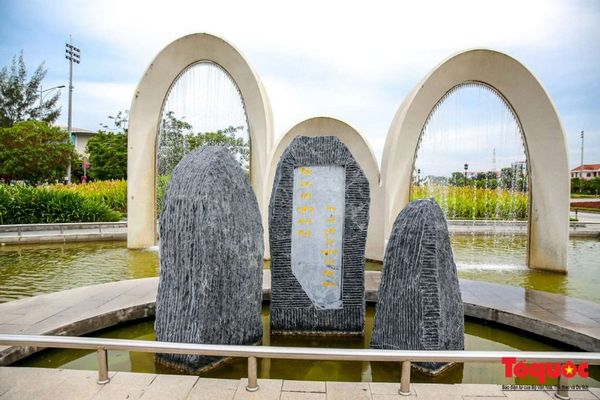 Trong khuôn viên Quảng Trường Hùng Vương Bạc Liêu, có một tượng đài đặc biệt được tạo ra để tưởng nhớ và tôn vinh những anh hùng liệt sĩ của Bạc Liêu