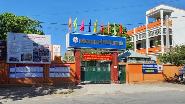 ngôi trường THPT Bạc Liêu - Phan Ngọc Hiển thành lập từ năm 1991 và từng là trường Bán công Bạc Liêu trước khi được chuyển đổi sang loại hình trường Công lập