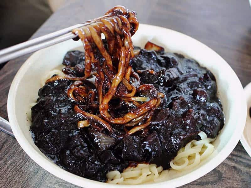 Món mì tương đen nổi tiếng